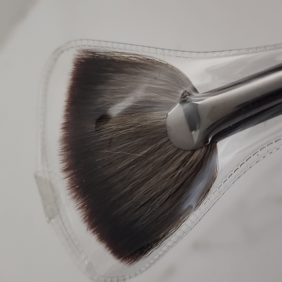 Morphe E60 Deluxe Highlighting Fan Brush - Picture 3 of 3